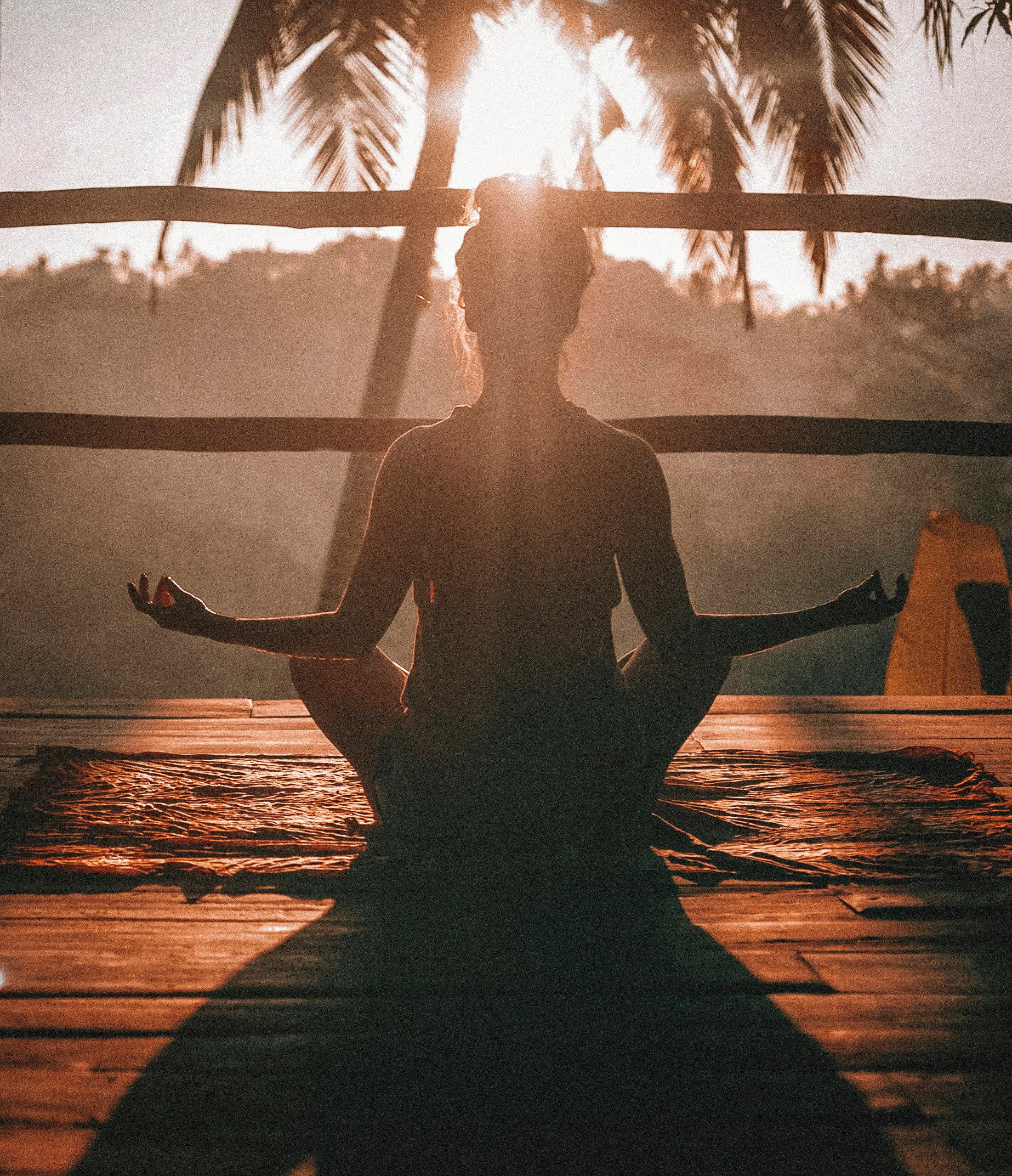 Yoga al amanecer en los cerros de Bogotá